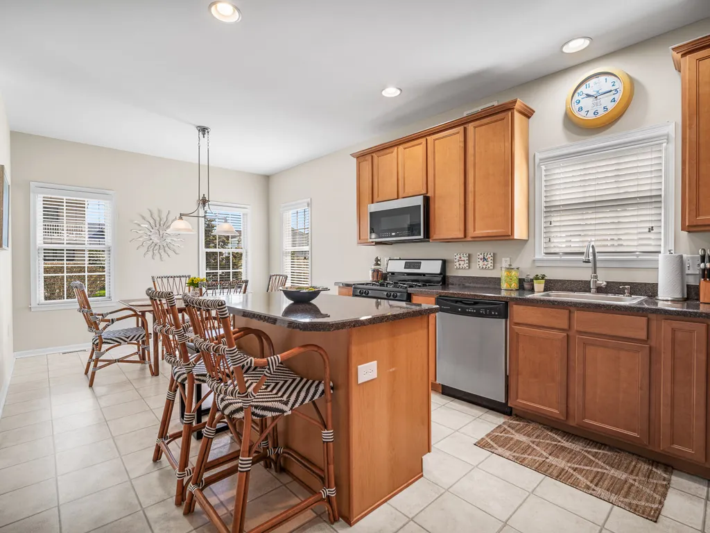 Kitchen w/Island