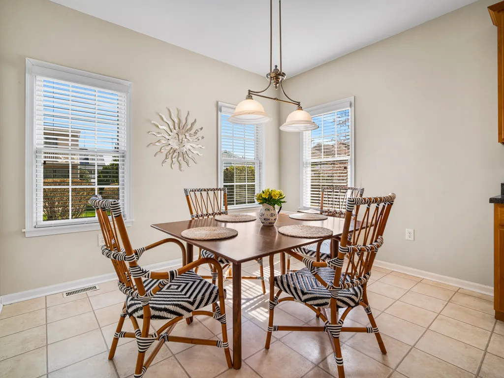 Kitchen Eat-in Area