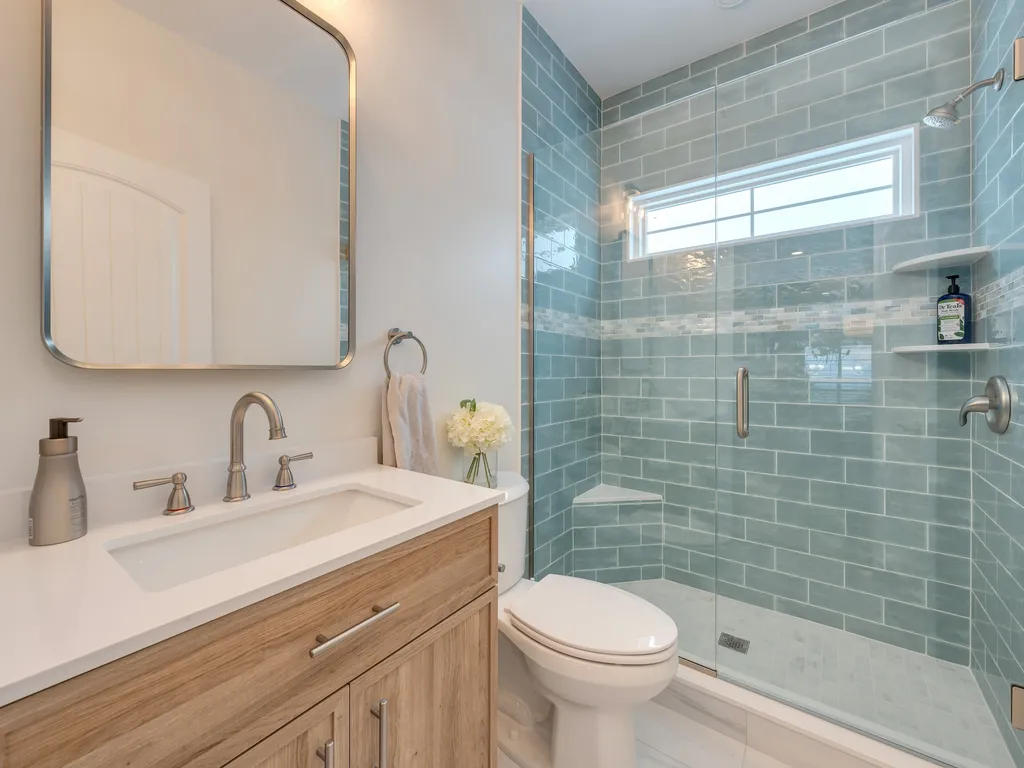 Full Bathroom Main Floor