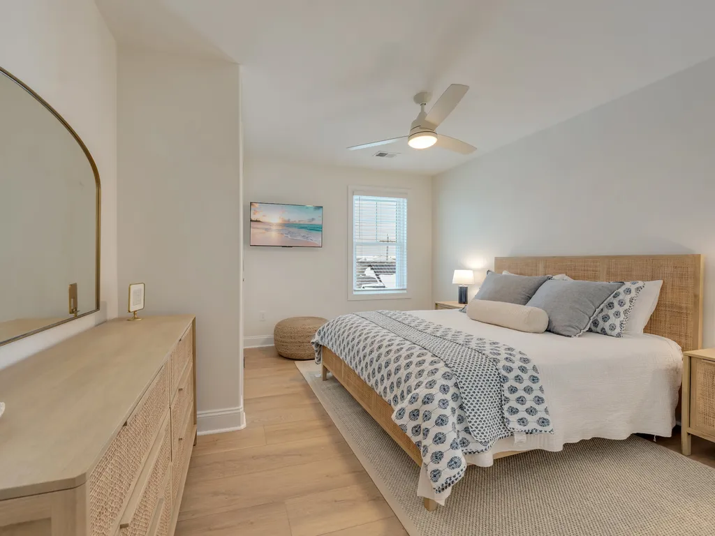 Bdrm 3: Queen bed