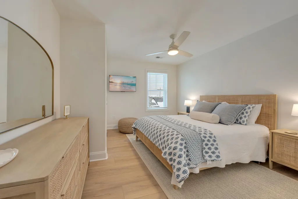Bdrm 3: Queen bed