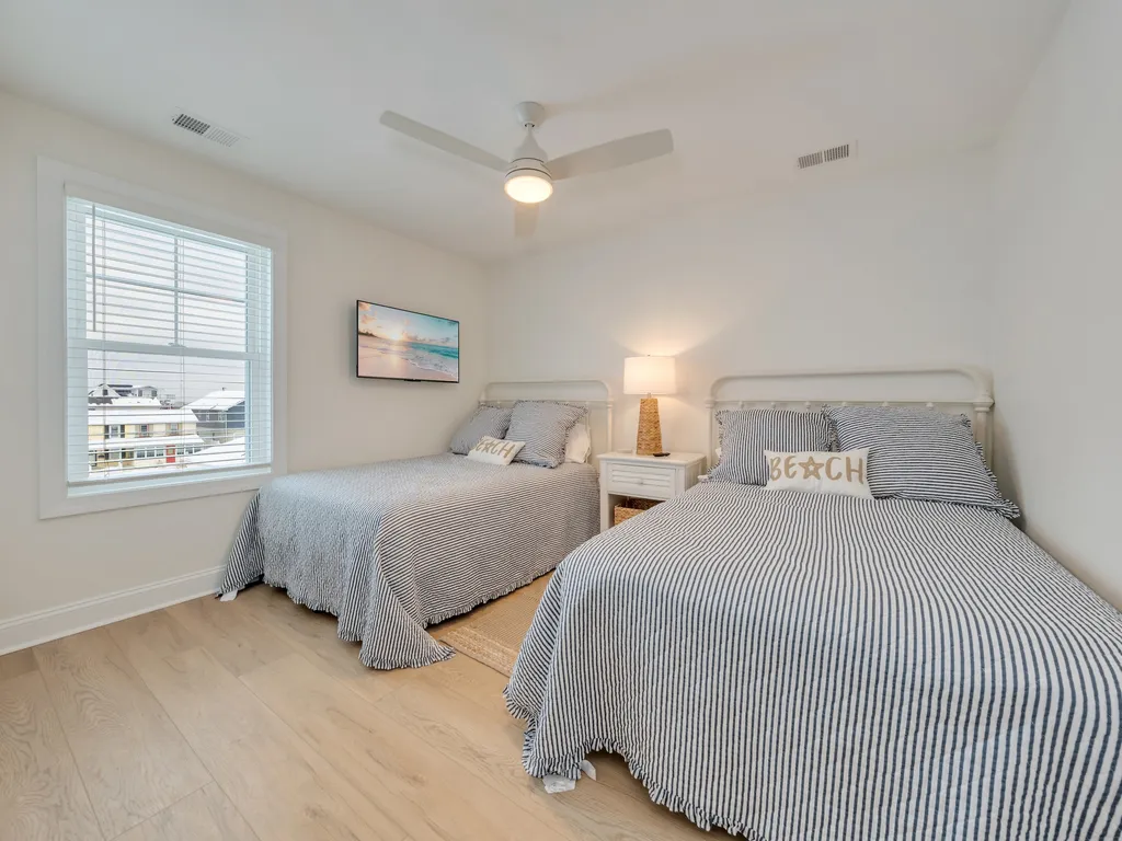Bedroom 4: 2 Full beds