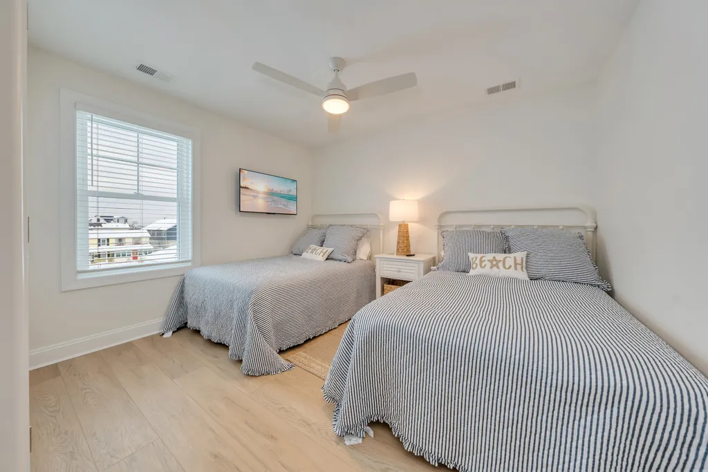 Bedroom 4: 2 Full beds
