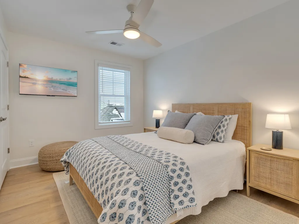 Bdrm 3: Queen Bed