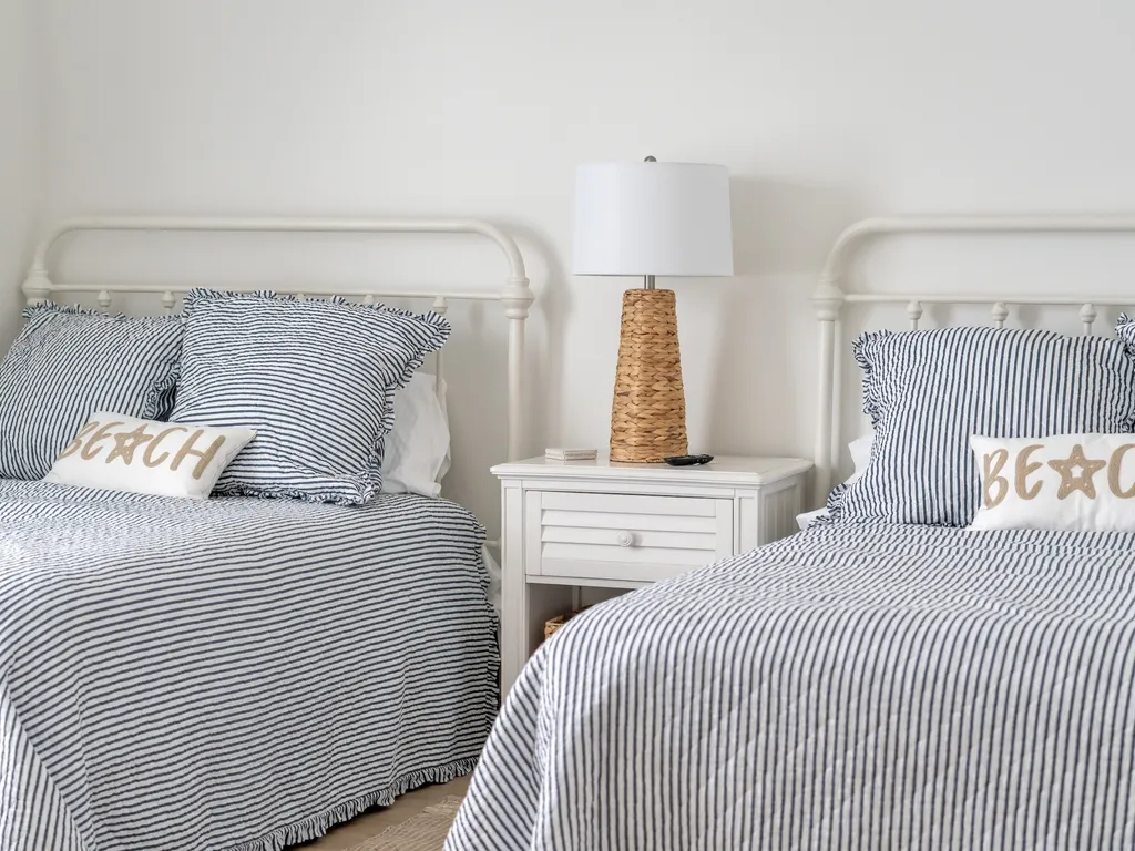 Bedroom 4: 2 full beds