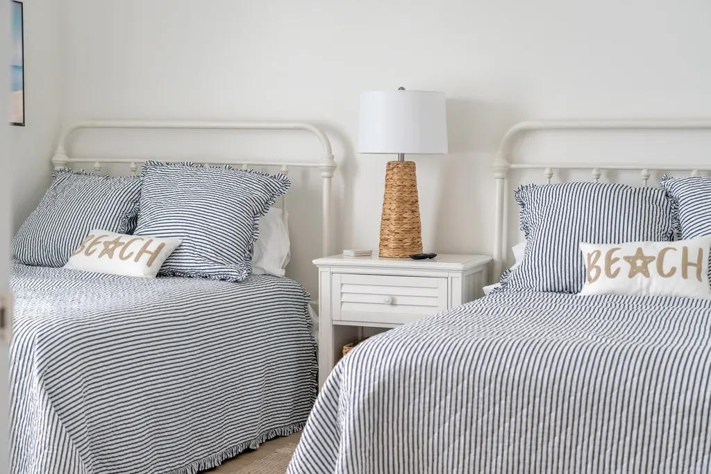 Bedroom 4: 2 full beds