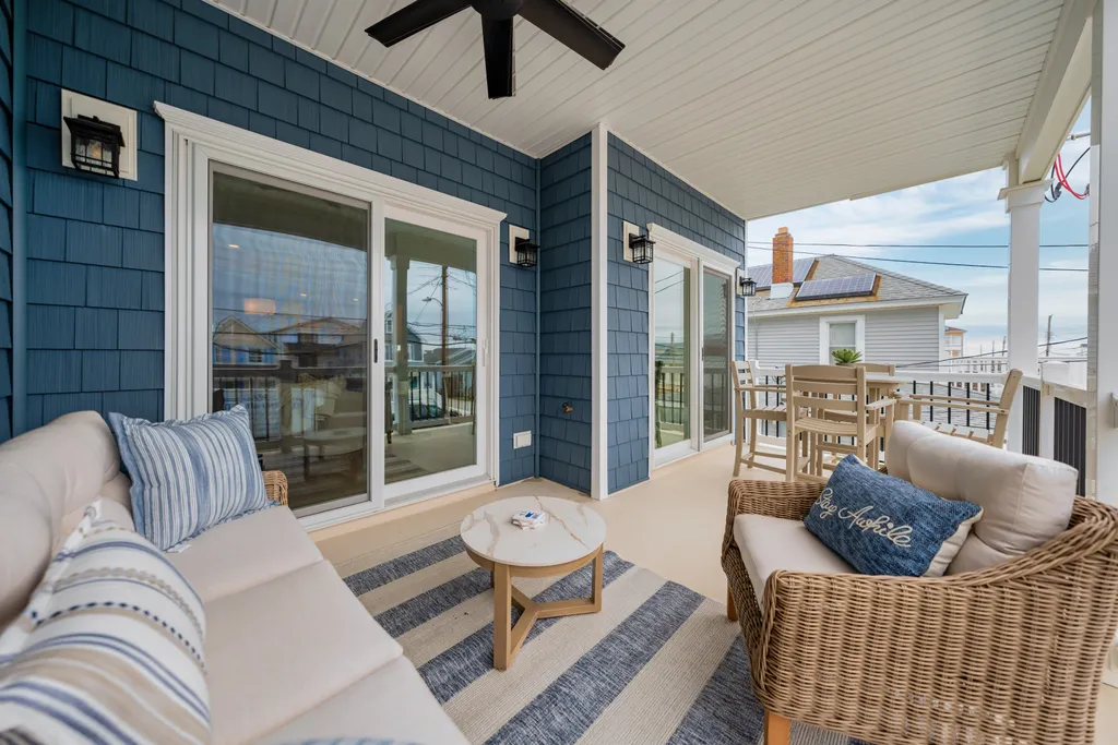 Main deck with space to relax and dine