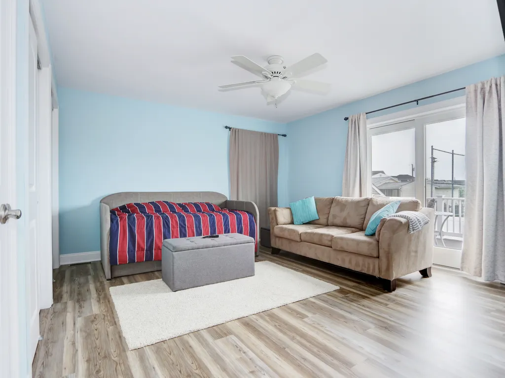 Additional bedding/Door to deck