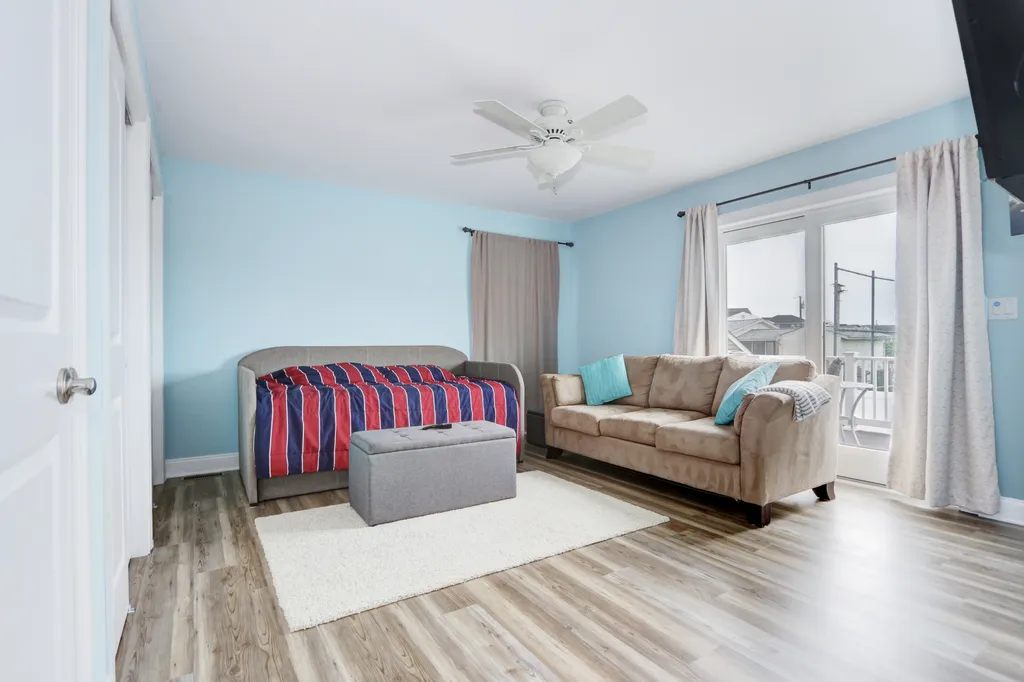 Additional bedding/Door to deck
