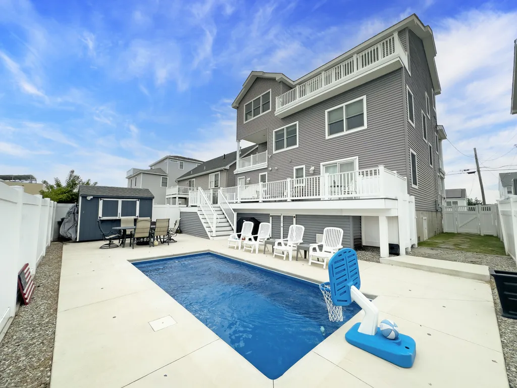heated pool/shed/outdoor bar