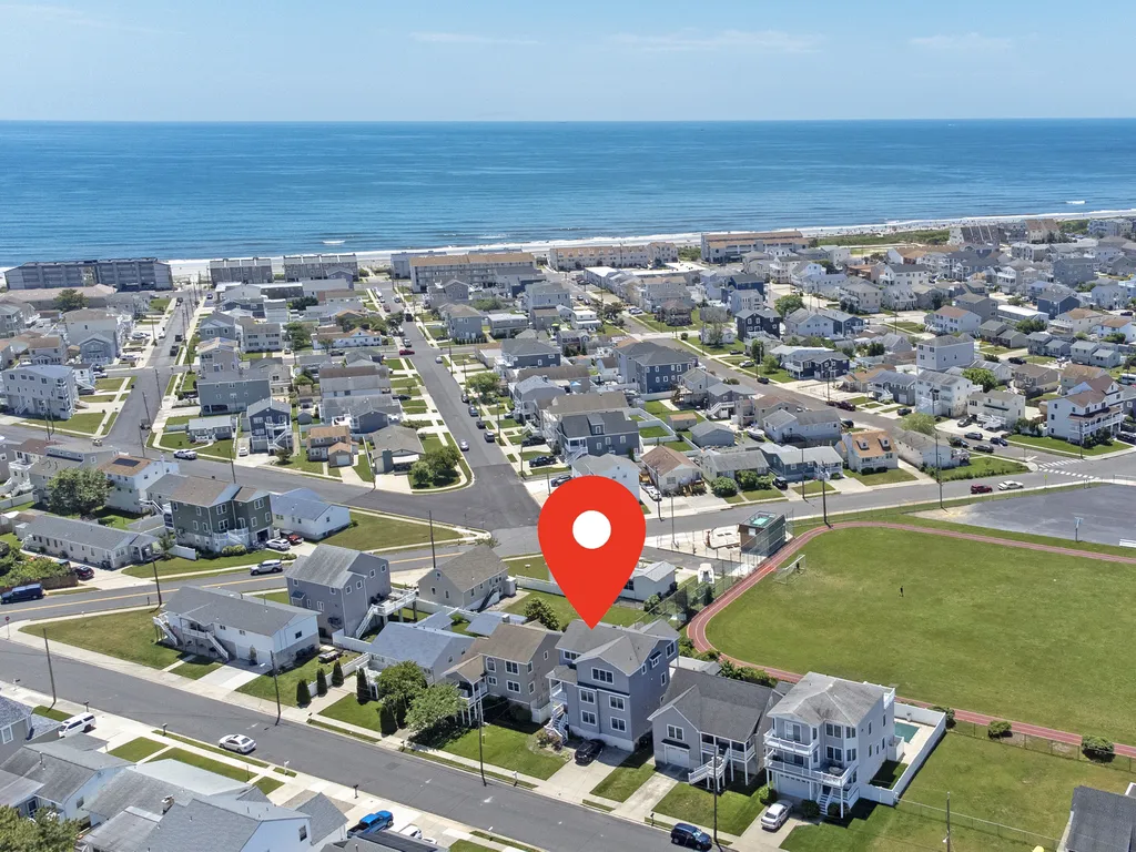 8 minute walk to beach/behind school with track and playground