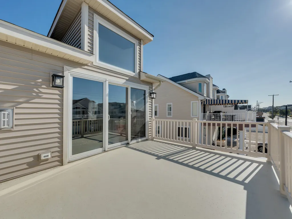 Spacious 2nd floor deck