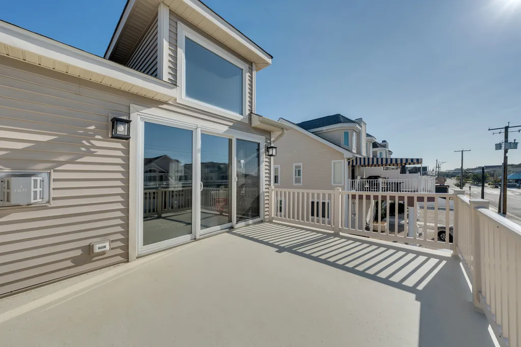 Spacious 2nd floor deck