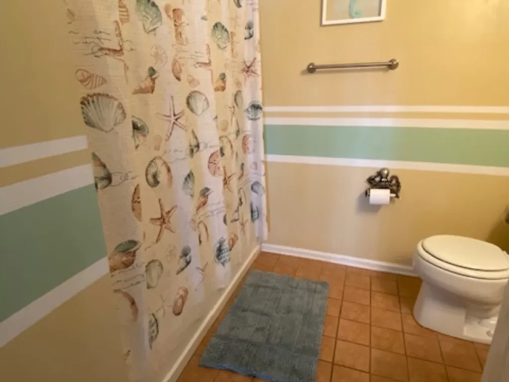 Spacious Second Floor Bath