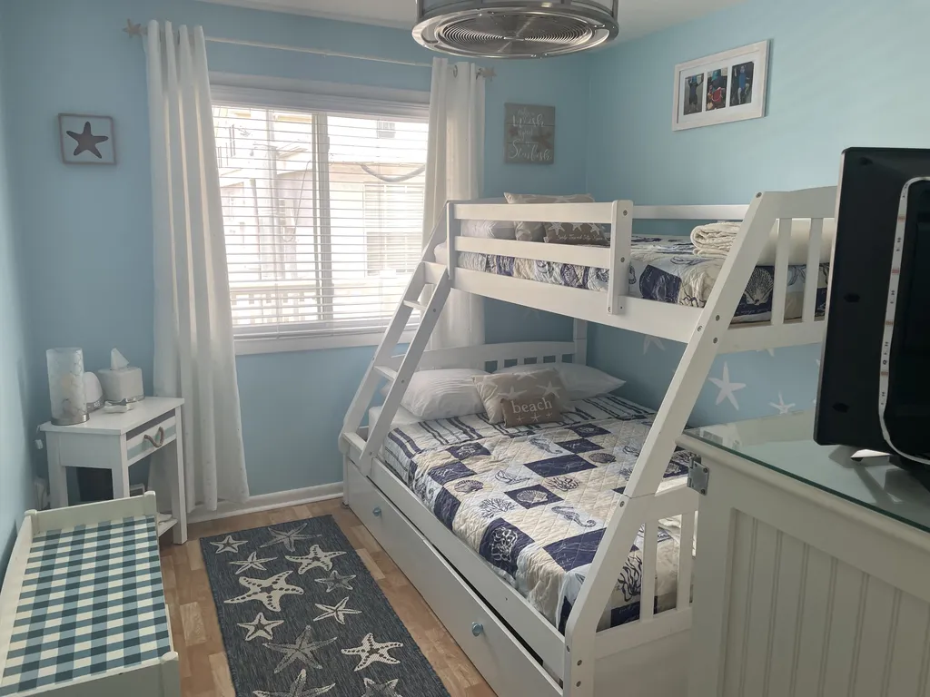 2nd Bedroom w/ Twin over Full Bunks