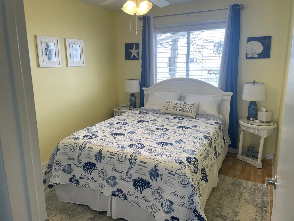 Primary w/ Queen Bed