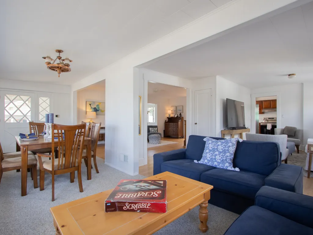 dining/sitting area