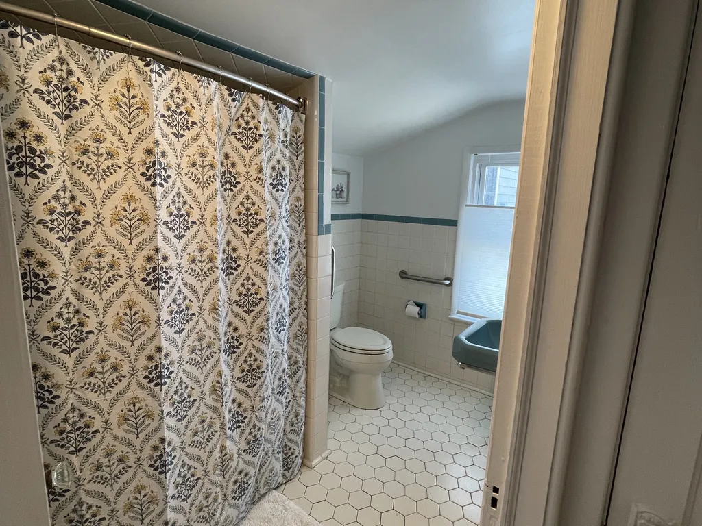 second floor bathroom with tub/shower