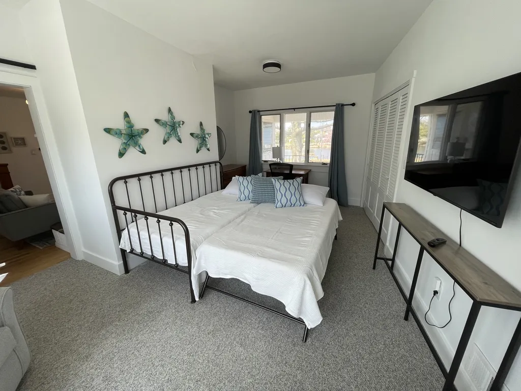 first floor bedfoorm with king bed/2 twins and work space
