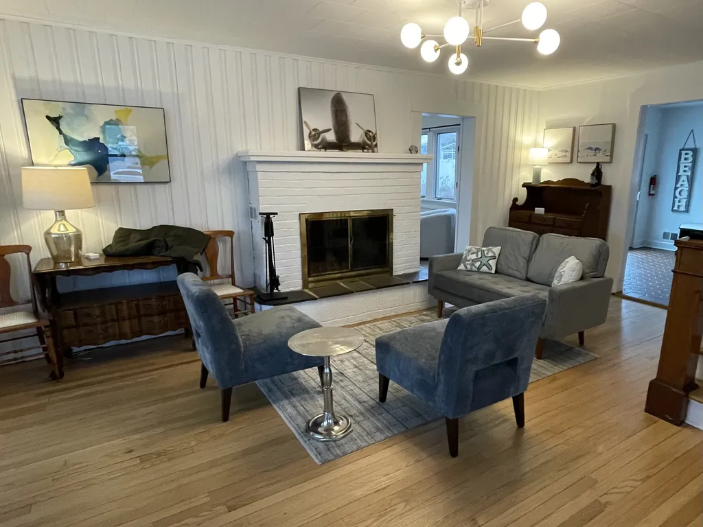 sitting area with fireplace
