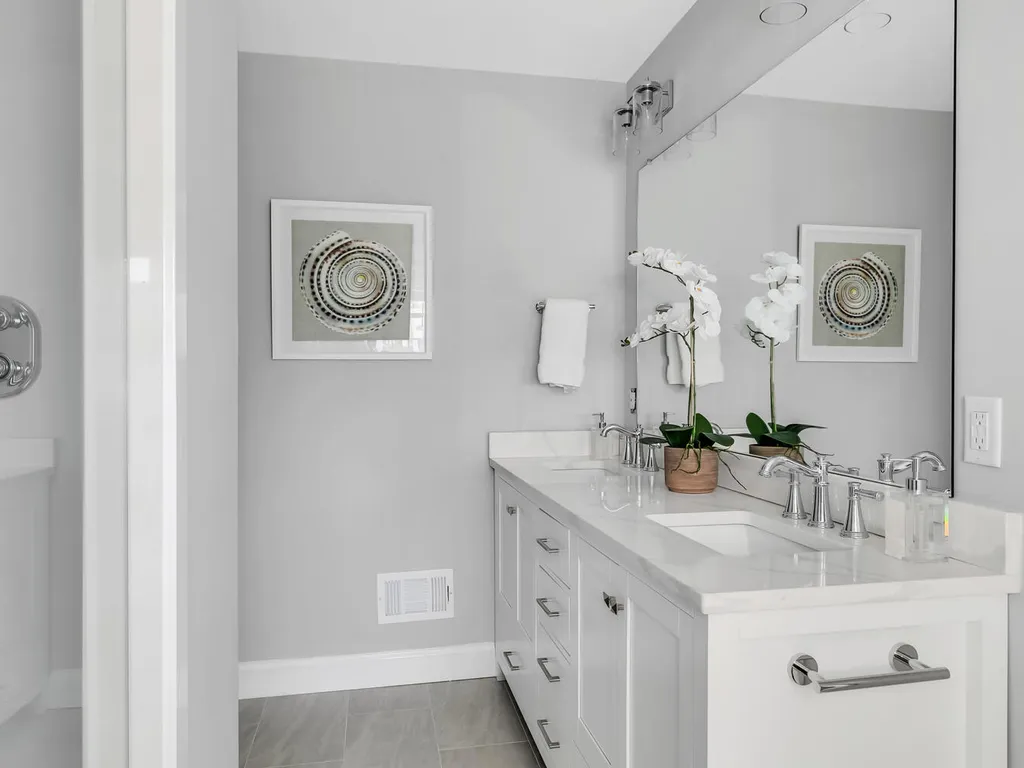 1st floor en-suite full Bath 