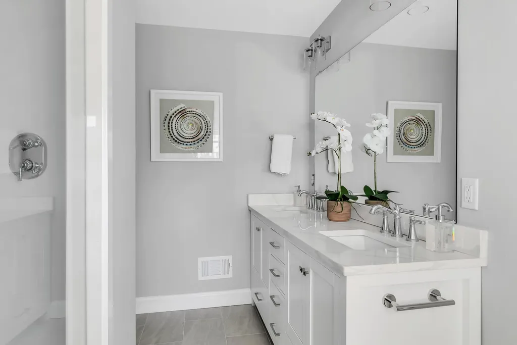 1st floor en-suite full Bath 