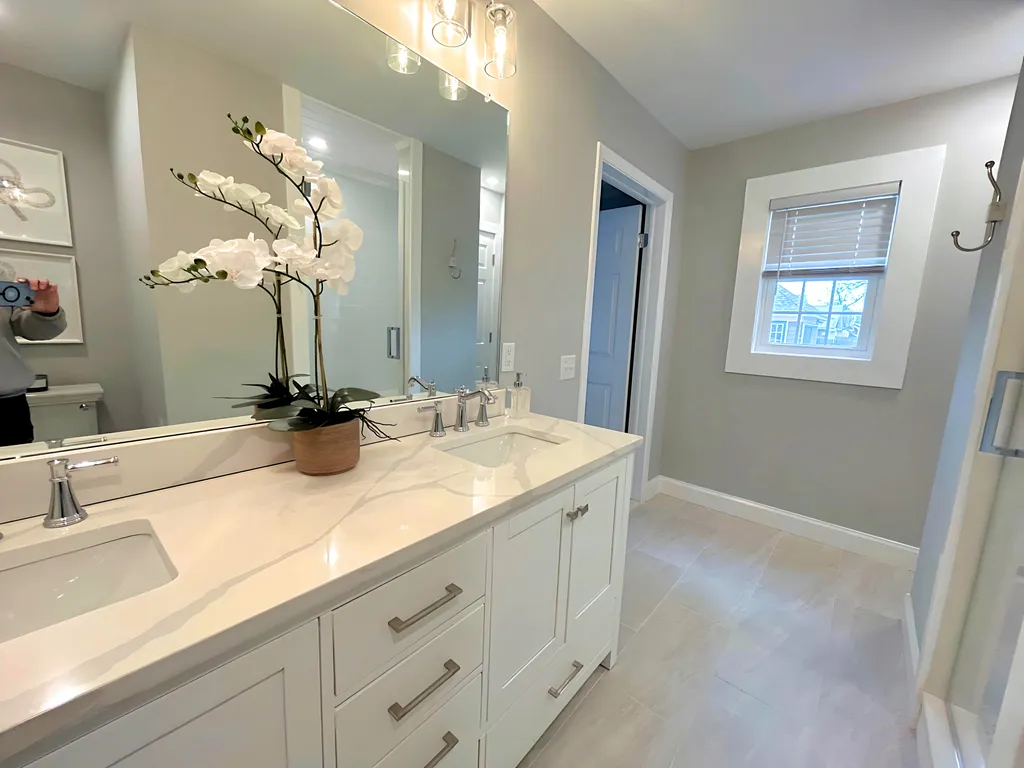 1st floor en-suite bath