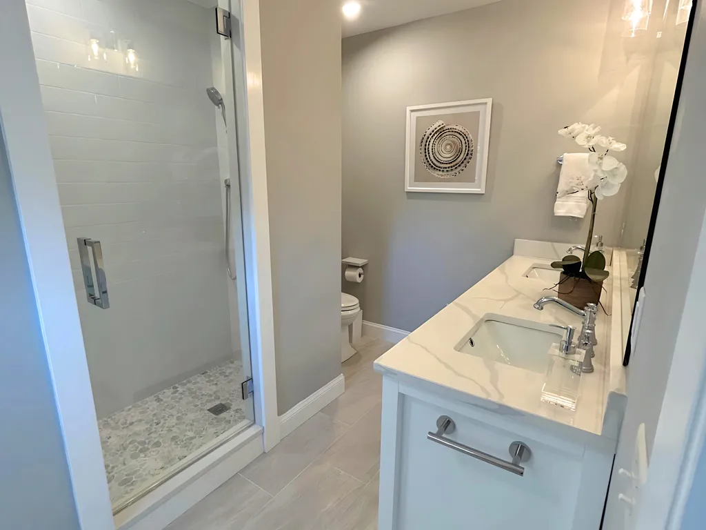 1st floor en-suite bath