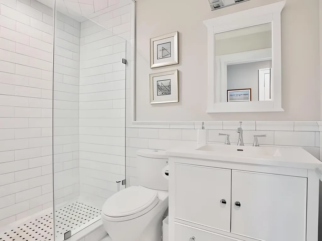 2nd floor guest Ful bath