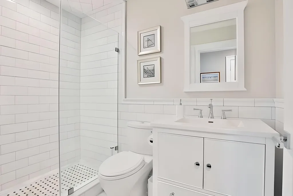 2nd floor guest Ful bath