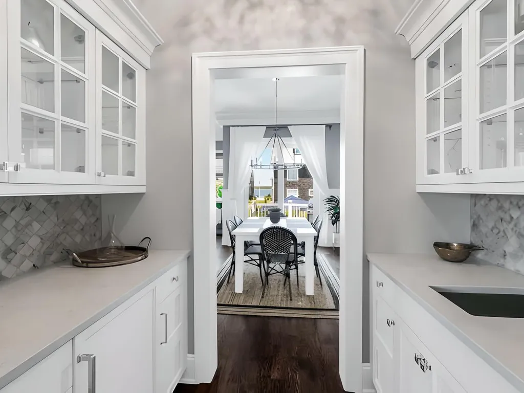 Butlers pantry/ wet bar