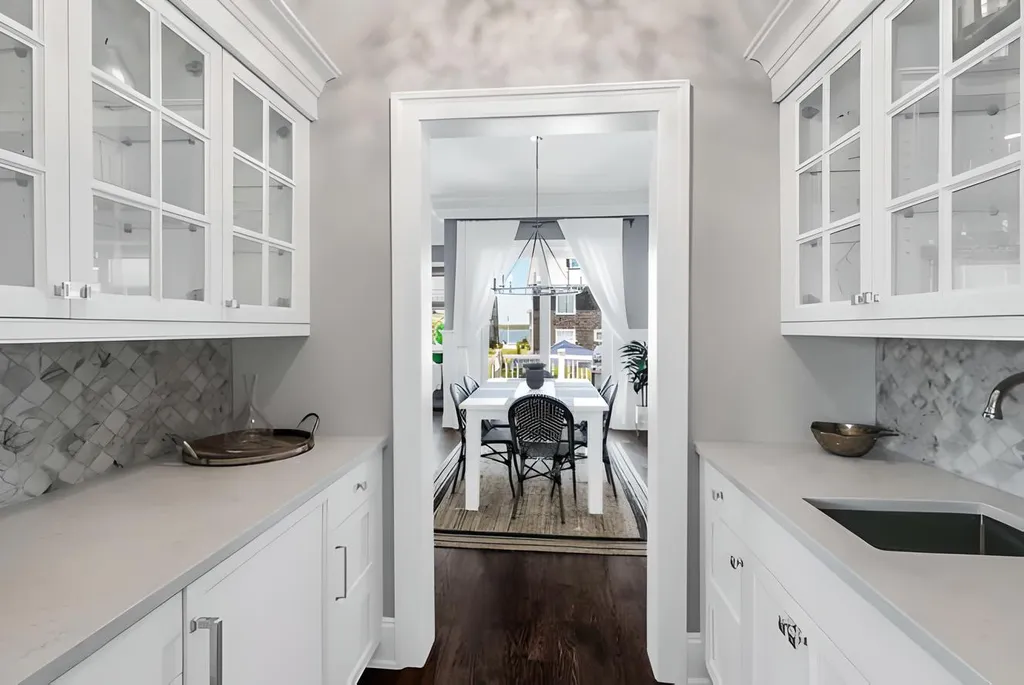 Butlers pantry/ wet bar