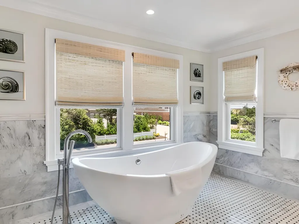 Master bath tub