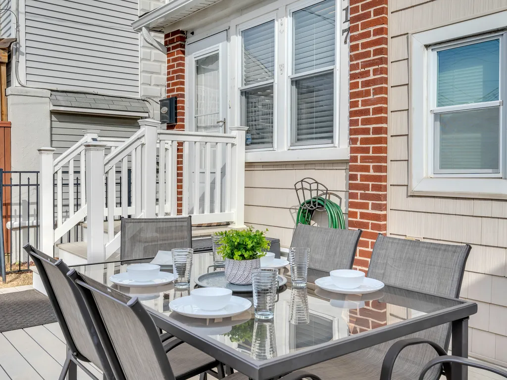 Indoor or outdoor dining, your choice