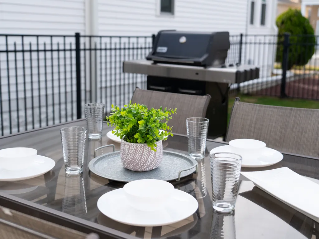Enjoy an outdoor dining.