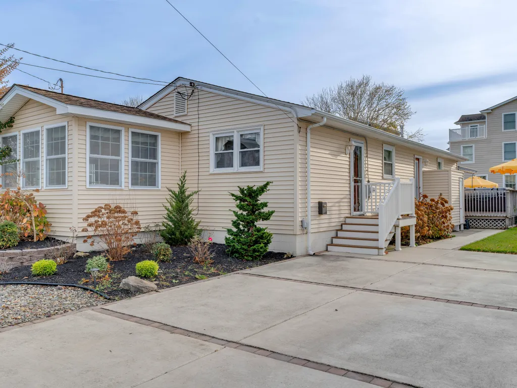 Enjoy the ease of one-level living in this ranch!