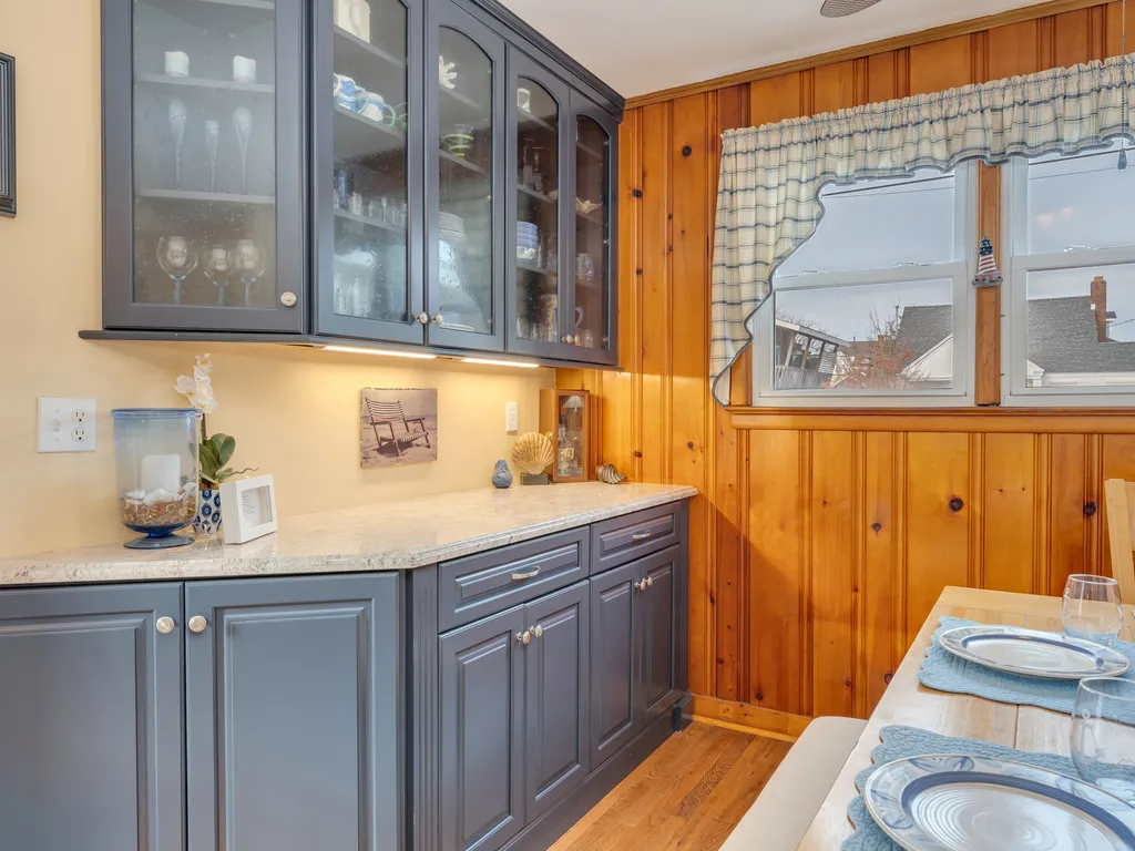 Bright, sunny space for breakfast or dinner