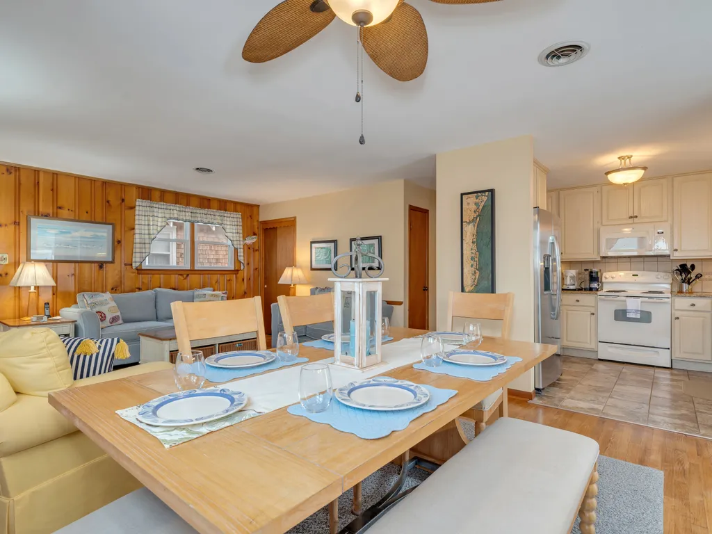 Bright, sunny space for breakfast or dinner