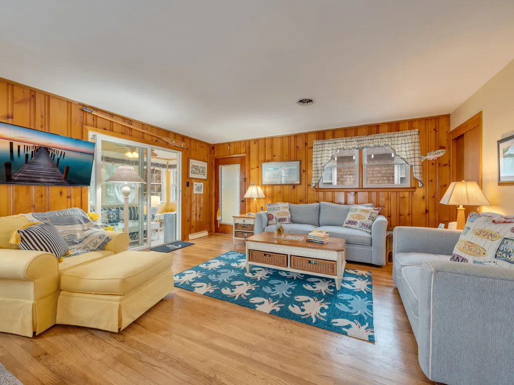 Enjoy this comfy living area. 