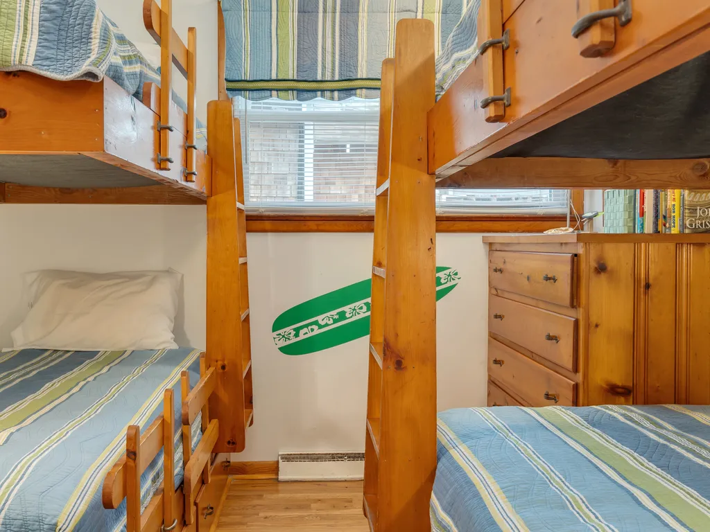 Such a cute bunk room 