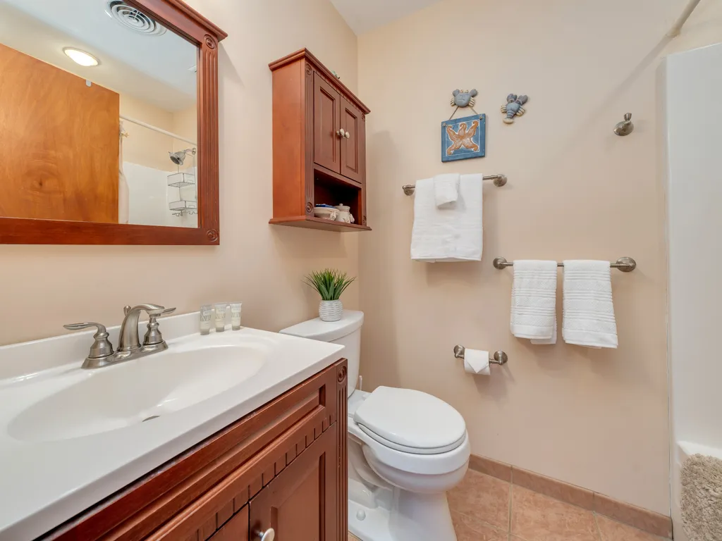 hall bath with shower / tub
