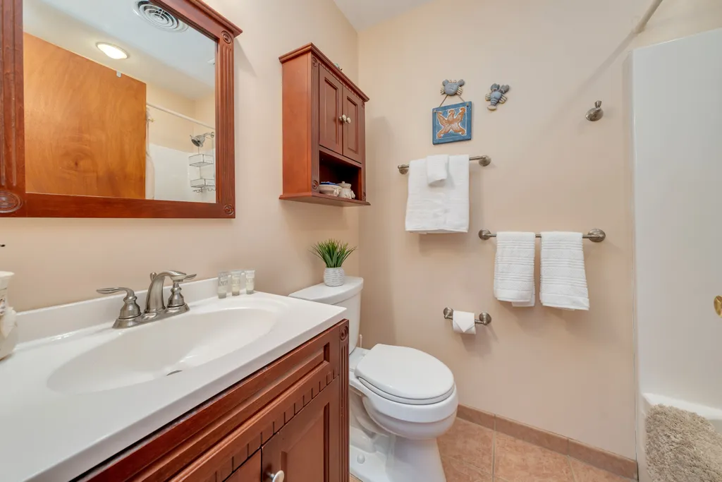 hall bath with shower / tub