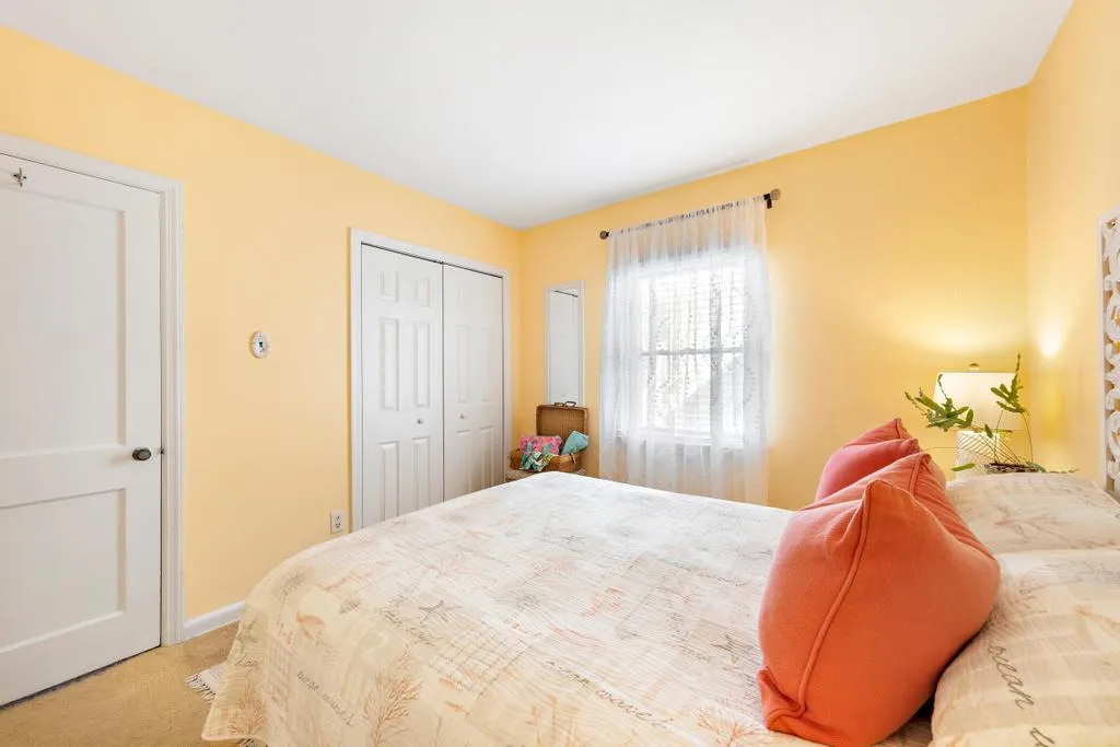 Middle bedroom, queen size.