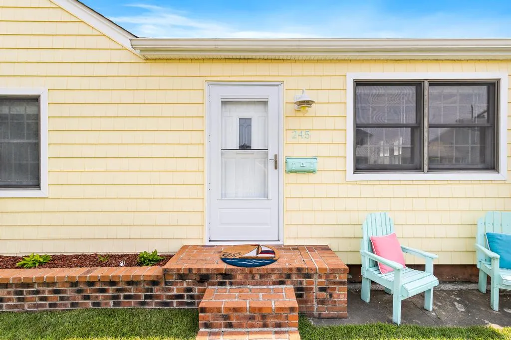 Wonderful front lawn for your enjoyment.