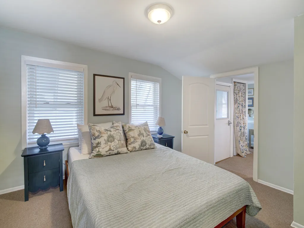 Bedroom 1 - queen bed