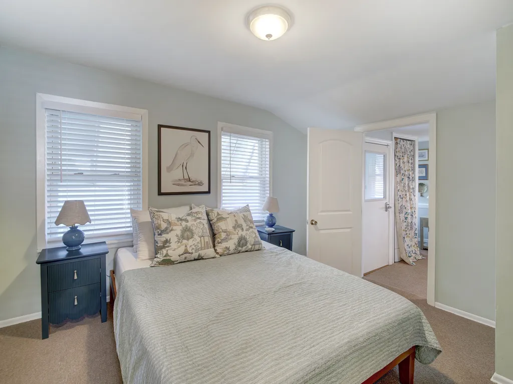 Bedroom 1 - queen bed
