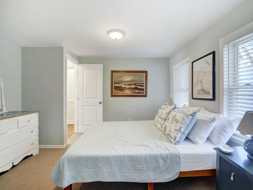 bedroom 1 - queen bed