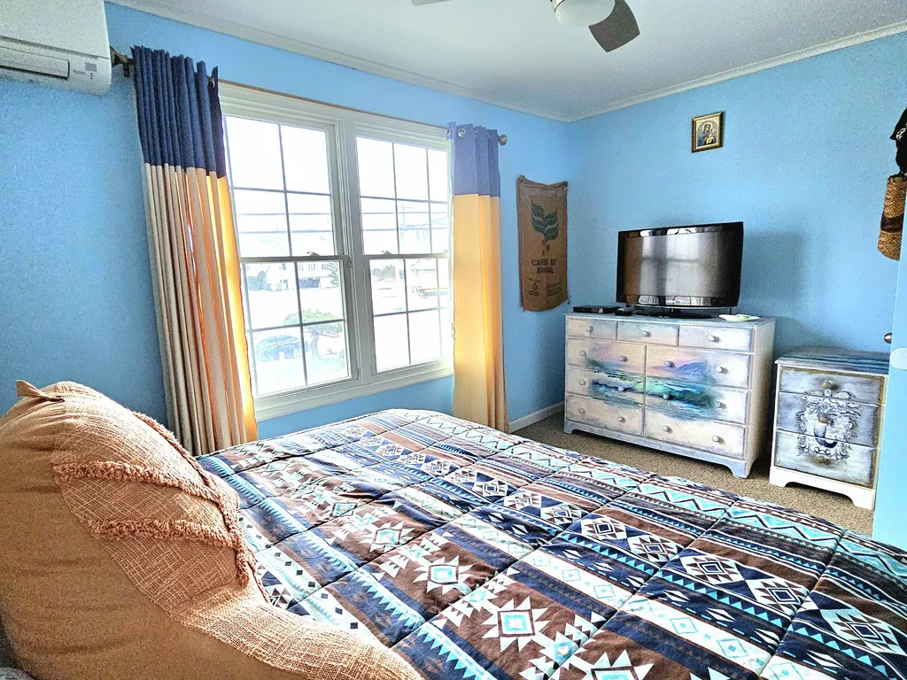 King bed facing the ocean