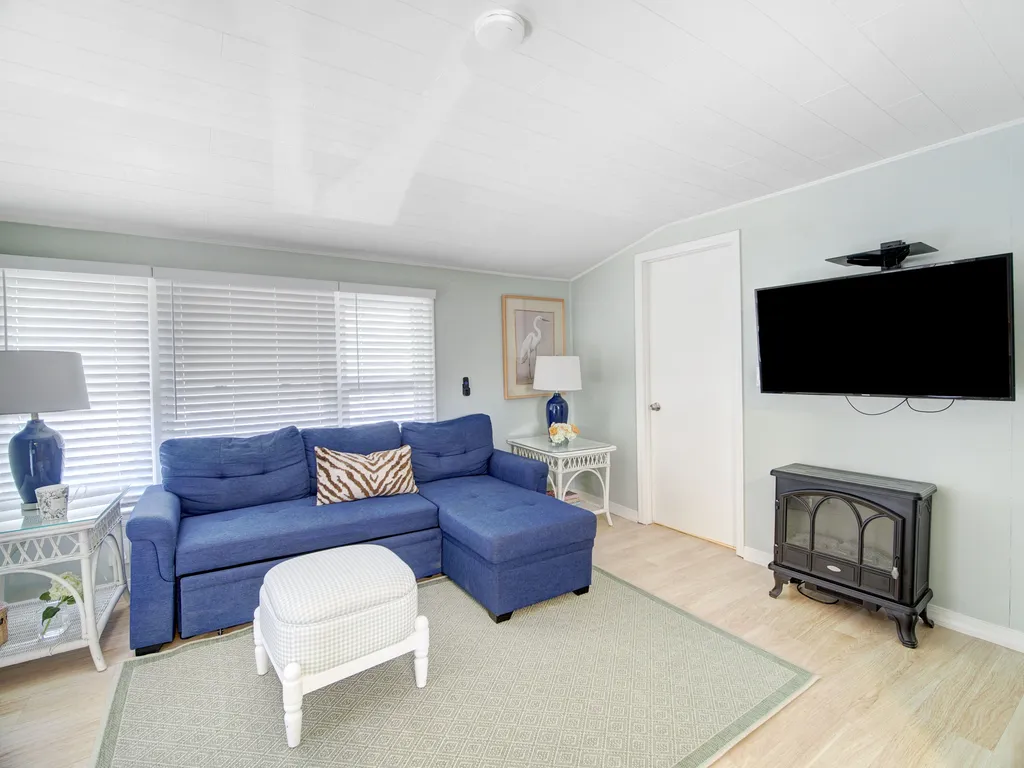 Living room w/ sofa bed