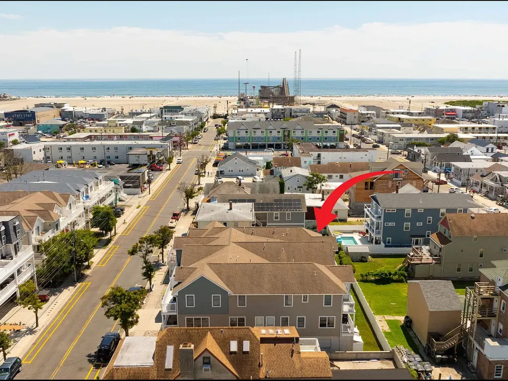 Aerial View, beach/boardwalk is right there!